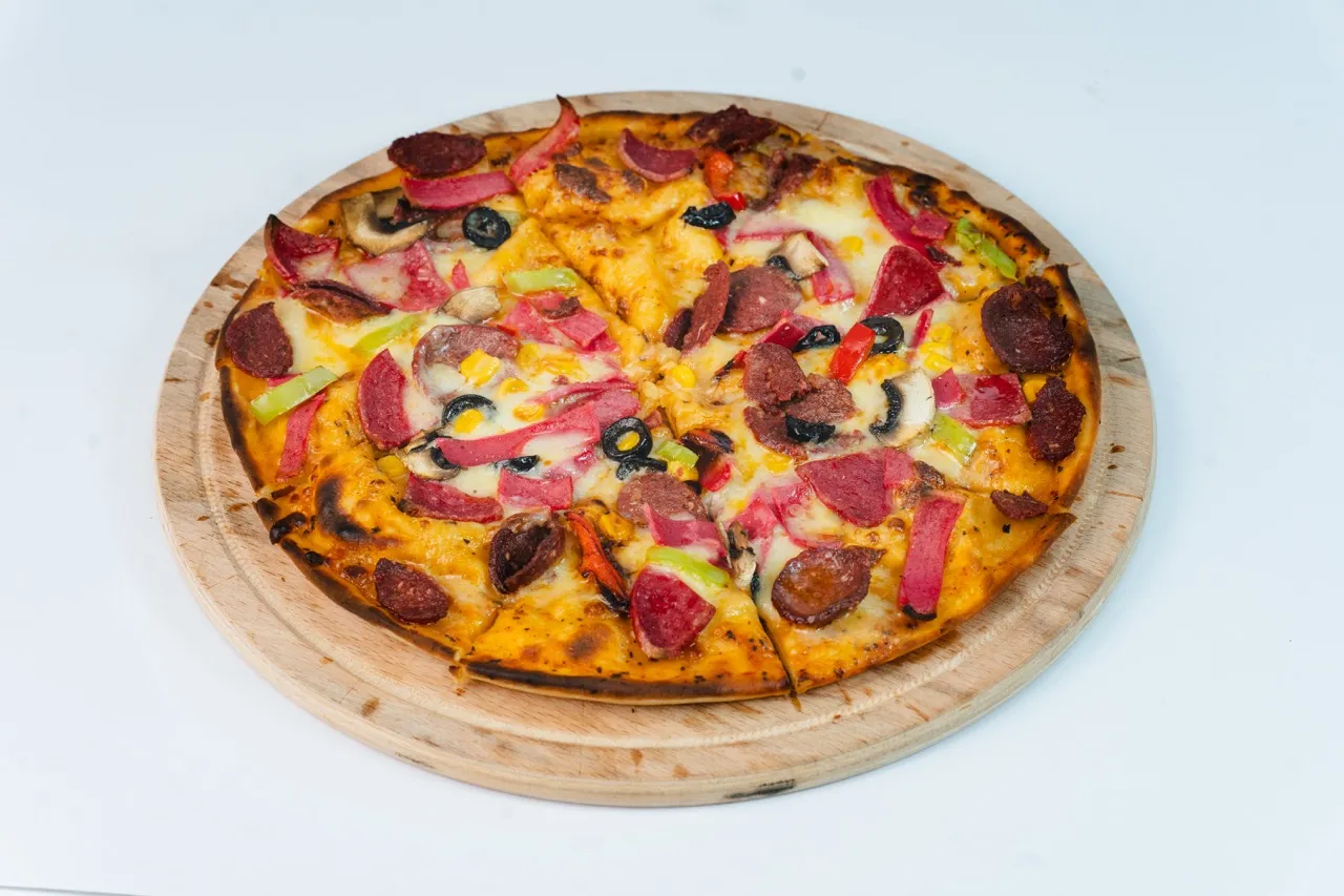Bol Malzemeli Karışık Pizza